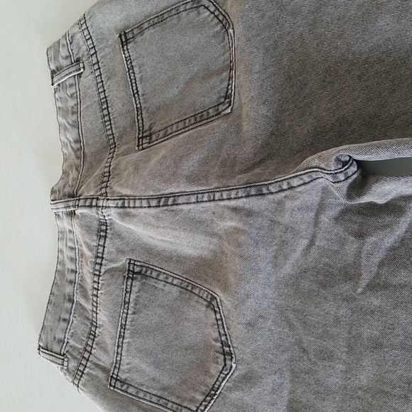 Distressed gray jeans - Picture 3 of 6